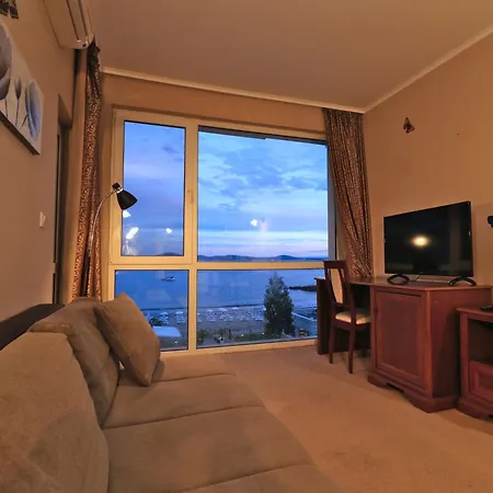 Apartment първа линия